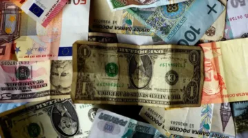 تذبذب سعر الدولار في الأسواق السوداء بالعراق خلال تعاملات يوم الأحد